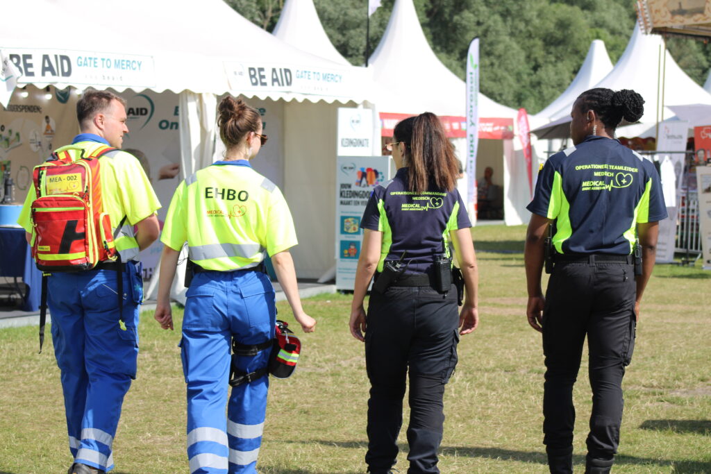 Operationele teamleiders van Medical Event Assistance samen met EHBO medewerkers op een festival.